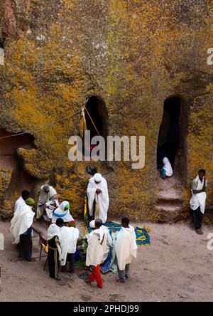 Ethiopian pilgrims visiting the Church of Saint George in Lalibela, Ethiopia during Easter week. Stock Photo