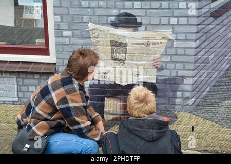 Zierikzee, Zeeland, The Netherlands , August 27th 2020 - House facade with artistic mural of a man reading the newspaper at the Plein Montmaertre in t Stock Photo