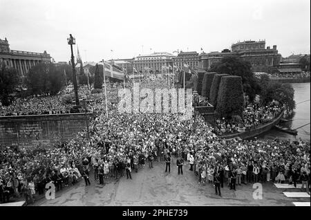 Wedding of Carl XVI Gustaf and Silvia Sommerlath. Carl XVI Gustaf, King of Sweden. Born 30 april 1946. The wedding 19 june 1976 in Stockholm. Picture of the crows that were gathered in thousands to witness the royal wedding and catch a glimpse of them as they parade the streets of Stockholm. Stock Photo