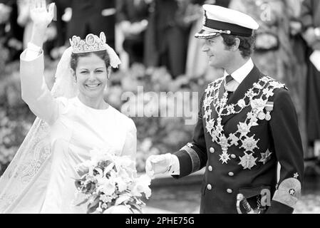 Wedding of Carl XVI Gustaf and Silvia Sommerlath. Carl XVI Gustaf, King of Sweden. Born 30 april 1946. The wedding 19 june 1976 in Stockholm. Queen Silvia in her wedding dress with king Carl XVI Gustaf. Stock Photo
