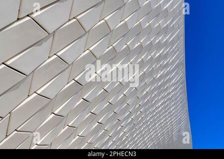 The new curvaceous extension to MAAT, the Museum of Art, Architecture and Technology (Museu de Arte, Arquitetura e Tecnologia) in Lisbon, Portugal. Stock Photo