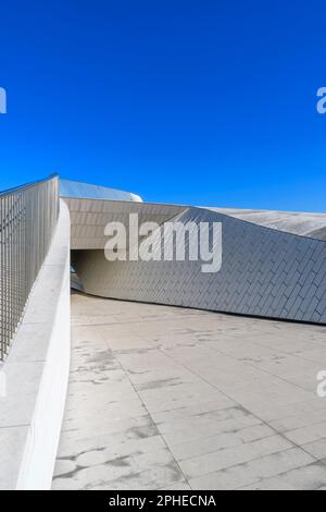 The new curvaceous extension to MAAT, the Museum of Art, Architecture and Technology (Museu de Arte, Arquitetura e Tecnologia) in Lisbon, Portugal. Stock Photo