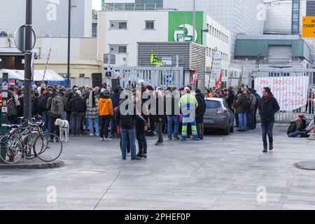 Paris, France. 27th Mar, 2023. People are seen blocking the Ivry-sur-Seine waste incinerator centre. Garbage collectors, trade unionists, students, and railway workers blocked the Ivry-sur-Seine garbage incinerator after police tried to end the strike. Since March 6, the waste incineration center (TIRU) in Ivry has been occupied by strikers, garbage collectors, and workers from Suez, a subsidiary of EDF (Electricité de France). (Photo by Telmo Pinto/SOPA Images/Sipa USA) Credit: Sipa USA/Alamy Live News Stock Photo