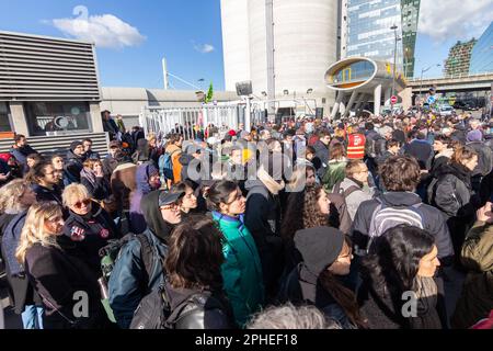 Paris, France. 27th Mar, 2023. People are seen blocking the Ivry-sur-Seine waste incinerator centre. Garbage collectors, trade unionists, students, and railway workers blocked the Ivry-sur-Seine garbage incinerator after police tried to end the strike. Since March 6, the waste incineration center (TIRU) in Ivry has been occupied by strikers, garbage collectors, and workers from Suez, a subsidiary of EDF (Electricité de France). (Photo by Telmo Pinto/SOPA Images/Sipa USA) Credit: Sipa USA/Alamy Live News Stock Photo