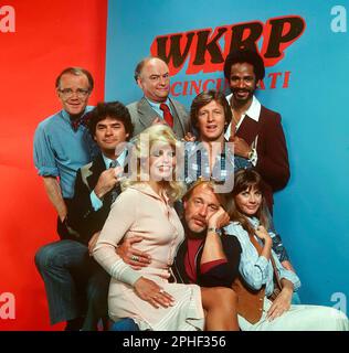 LONI ANDERSON, TIM REID, HOWARD HESSEMAN, GORDON JUMP, GARY SANDY, JAN SMITHERS, RICHARD SANDERS and FRANK BONNER in WKRP IN CINCINNATI (1978), directed by WILL MACKENZIE and ROD DANIEL. Credit: MTM ENTERPRISES / Album Stock Photo