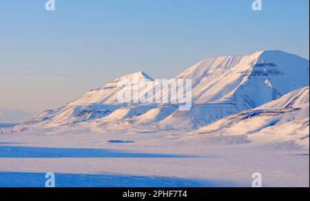 Landschaft im Adventdalen bei Longyearbyen auf der Insel Spitzbergen im Spitzbergen Archipel. Arktis, Europa, Skandinavien, Norwegen, Spitzbergen Stock Photo