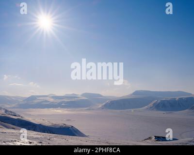 Landschaft im Adventdalen bei Longyearbyen auf der Insel Spitzbergen im Spitzbergen Archipel. Arktis, Europa, Skandinavien, Norwegen, Spitzbergen Stock Photo