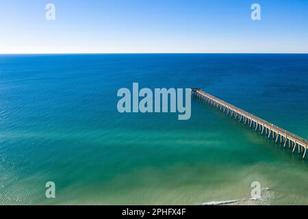 The Navarre Beach Fishing Pier is a record-holding fishing pier in Navarre, Florida. At 1,545 feet long, the pier is the longest of its kind in the st Stock Photo