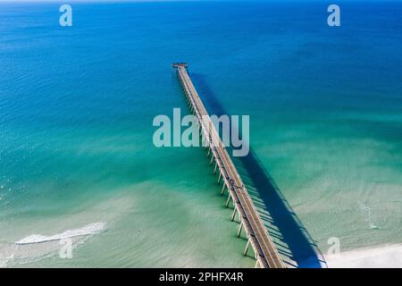 The Navarre Beach Fishing Pier is a record-holding fishing pier in Navarre, Florida. At 1,545 feet long, the pier is the longest of its kind in the st Stock Photo