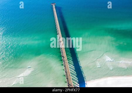 The Navarre Beach Fishing Pier is a record-holding fishing pier in Navarre, Florida. At 1,545 feet long, the pier is the longest of its kind in the st Stock Photo