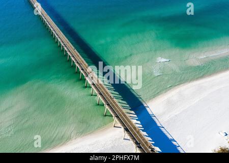 The Navarre Beach Fishing Pier is a record-holding fishing pier in Navarre, Florida. At 1,545 feet long, the pier is the longest of its kind in the st Stock Photo