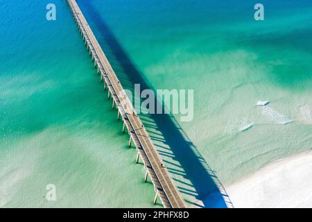 The Navarre Beach Fishing Pier is a record-holding fishing pier in Navarre, Florida. At 1,545 feet long, the pier is the longest of its kind in the st Stock Photo