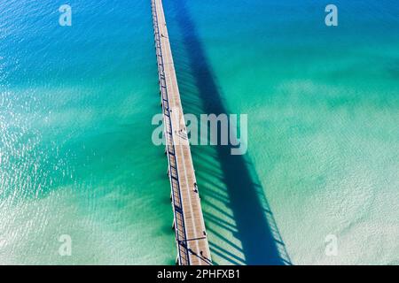 The Navarre Beach Fishing Pier is a record-holding fishing pier in Navarre, Florida. At 1,545 feet long, the pier is the longest of its kind in the st Stock Photo