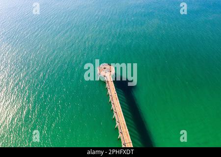 The Navarre Beach Fishing Pier is a record-holding fishing pier in Navarre, Florida. At 1,545 feet long, the pier is the longest of its kind in the st Stock Photo