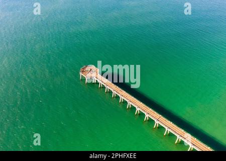 The Navarre Beach Fishing Pier is a record-holding fishing pier in Navarre, Florida. At 1,545 feet long, the pier is the longest of its kind in the st Stock Photo