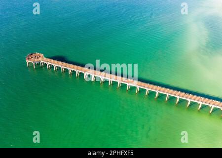 The Navarre Beach Fishing Pier is a record-holding fishing pier in Navarre, Florida. At 1,545 feet long, the pier is the longest of its kind in the st Stock Photo