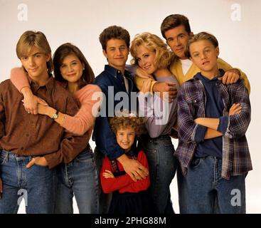 LEONARDO DICAPRIO, ALAN THICKE, KIRK CAMERON, TRACEY GOLD, ASHLEY JOHNSON, JOANNA KERNS and JEREMY MILLER in GROWING PAINS (1985), directed by JOHN TRACY. Credit: WARNER BROS. TELEVISION / Album Stock Photo