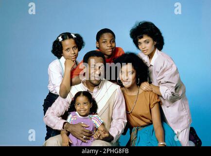 BILL COSBY, LISA BONET, PHYLICIA RASHAD, MALCOLM JAMAL WARNER, TEMPESTT BLEDSOE and KESHIA KNIGHT-PULLIAM in THE COSBY SHOW (1984), directed by JAY SANDRICH. Credit: CARSEY-WERNER COMPANY / Album Stock Photo