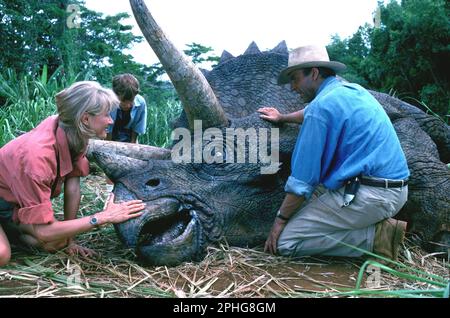 LAURA DERN and SAM NEILL in JURASSIC PARK (1993), directed by STEVEN SPIELBERG. Credit: AMBLIN/UNIVERSAL / Album Stock Photo