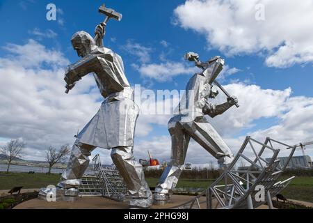 modern stainless steel sculpture The Shipbuilders of Port Glasgow by  artist John McKenna , Coronation Park,Port Glasgow,Inverclyde,Scotland,UK Stock Photo