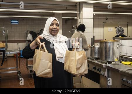 AMSTERDAM - Volunteers hand out healthy packages for the iftar in a nursing home. During the fasting month of Ramadan, Muslims eat this meal after sunset. ANP DINGENA MOL netherlands out - belgium out Stock Photo