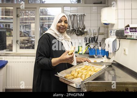 AMSTERDAM - Volunteers hand out healthy packages for the iftar in a nursing home. During the fasting month of Ramadan, Muslims eat this meal after sunset. ANP DINGENA MOL netherlands out - belgium out Stock Photo