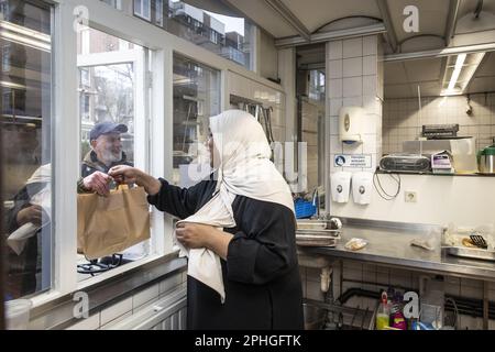 AMSTERDAM - Volunteers hand out healthy packages for the iftar in a nursing home. During the fasting month of Ramadan, Muslims eat this meal after sunset. ANP DINGENA MOL netherlands out - belgium out Stock Photo