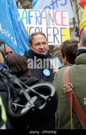 10ème journée contre la réforme des retraites , 450000 personnes chiffre  CGT ont défilés dans le calme à Paris avec le soutien de LFI du PS et du PCF Stock Photo