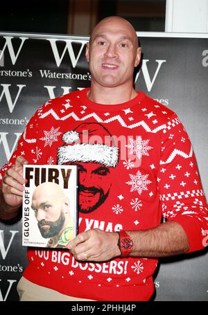 London, UK. 8th Dec, 2022. Tyson Fury signs copies of his book ''Gloves Off '' at Watertstones Leadenhall Market in London. (Credit Image: © Fred Duval/SOPA Images via ZUMA Press Wire) EDITORIAL USAGE ONLY! Not for Commercial USAGE! Stock Photo