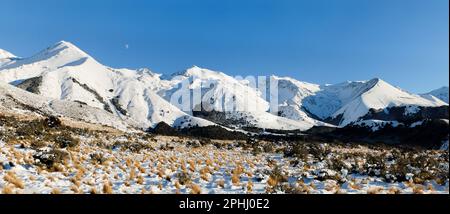 Panoramic Mountain View and Full Moon Mt Cloudsly, Craggyburn Range, New Zealand Stock Photo