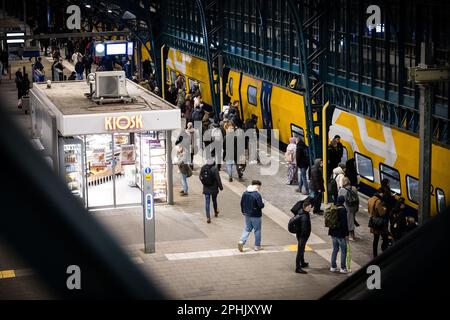 DEN BOSCH - Travelers at the station board the train in the direction ...