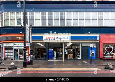 The Tesco Express supermarket on Oxford Road, Reading, Berkshire, UK Stock Photo