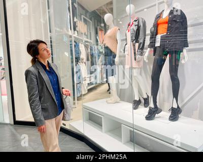 Female mannequins standing in store window display of women casual clothing  shop in shopping mall Stock Photo - Alamy