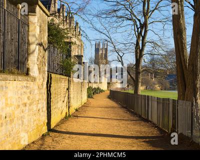 Deadman's Walk is a scenic public footpath running east-west in central Oxford, England, situated immediately to the south of Merton College, the exte Stock Photo