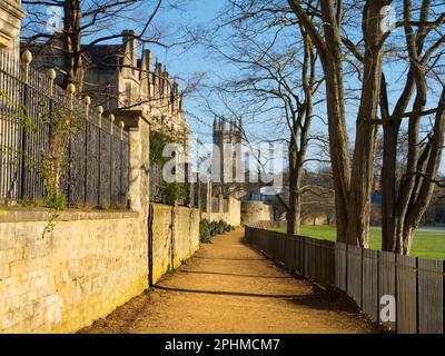 Deadman's Walk is a scenic public footpath running east-west in central Oxford, England, situated immediately to the south of Merton College, the exte Stock Photo