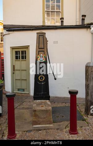 NEWARK ON TRENT, NOTTINGHAMSHIRE/ENGLAND - 29 December 2022: Historic water pump in Newark main square. Stock Photo