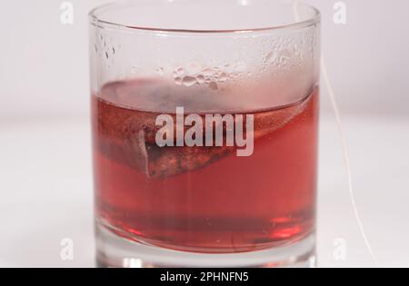 un bel bicchiere di tè con una bustina in infusione Stock Photo