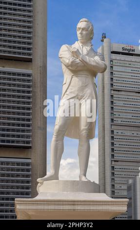 Statue of Sir Thomas Stamford Raffles, Empress Place, Singapore Stock Photo