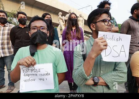 Dhaka, Bangladesh. 29th Mar, 2023. Bangladeshi students from different universities hold placards as they gather in a protest demanding the immediate release of journalist Shamsuzzaman, at Dhaka University Campus, in Dhaka, Bangladesh, March 29, 2023. Several plainclothesmen identifying themselves as members of the Criminal Investigation Department (CID) picked up Prothom Alo's staff correspondent in Savar, Shamsuzzaman, from his house early Wednesday morning. On Wednesday, a case was filed against Prothom Alo journalist Shamsuzzaman under Digital Security Act (Credit Image: © Suvra Kanti Da Stock Photo