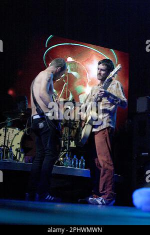 Michael 'Flea' Balzary, left, bass player with the US multi-platinum selling rock group Red Hot Chilli Peppers, and guitarist John Frusciante perform to a packed house at Acer Arena, Sydney Olympic Park. Sydney, Australia. 16.04.2007. Stock Photo