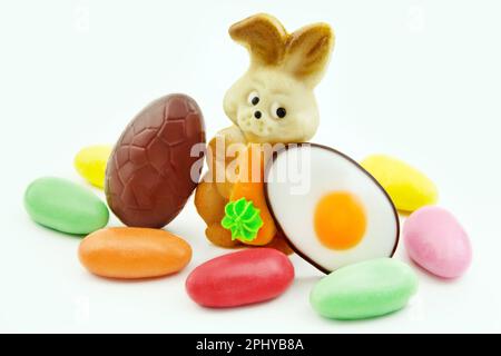 Osterhase aus Marzipan und Ostereier Stock Photo