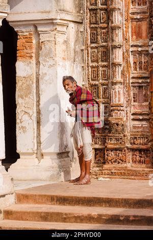 Local lifestyle: an old man at Lalji Temple, Kalna Rajbari Complex of Hindu temples in Ambika Kalna, Purba Bardhaman district, West Bengal, India Stock Photo