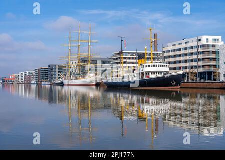 New harbour, harbour basin, harbour district, residential buildings, office buildings, marina and museum ships, part of the Hafenwelten, in Bremerhave Stock Photo