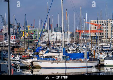 New harbour, harbour basin, harbour district, residential buildings, office buildings, marina and museum ships, part of the Hafenwelten, in Bremerhave Stock Photo