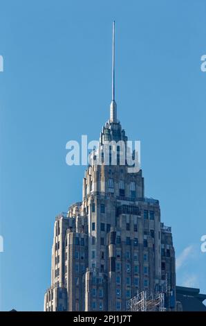 70 Pine Street’s needle-like Art Deco spire. The building’s lighting was to symbolize energy producer role of builder, oil company Cities Service. Stock Photo