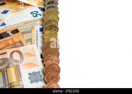 billetes de cincuenta euros y monedas de euro Stock Photo