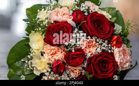 Brautstrauß rote Rosen Stock Photo