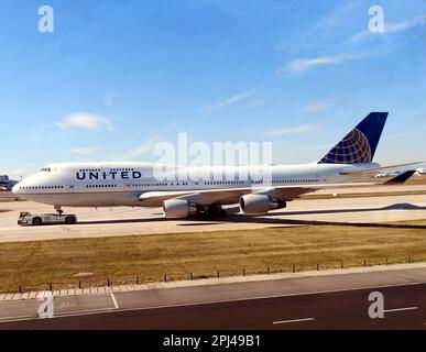 People's Republic of China, Peking-Capital Airport:  N121UA  Boeing 747-422  (c/n 29167)  of United Airlines. Stock Photo