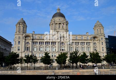 England, Merseyside, Liverpool:  the Port of Liverpool Building, formerly the Mersey Docks and Harbour Board Building, was built between 1904 and 1907 Stock Photo