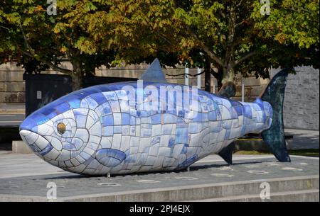 Northern Ireland, Belfast:   The Salmon of Knowledge sculpture, known locally as "The Big Fish", was made in 1999 to a design by John Kindness.  It st Stock Photo